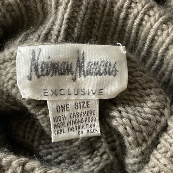 Vintage Neiman Marcus 100% cashmere cable knit long line turtleneck sweater. OS - Picture 3 of 6